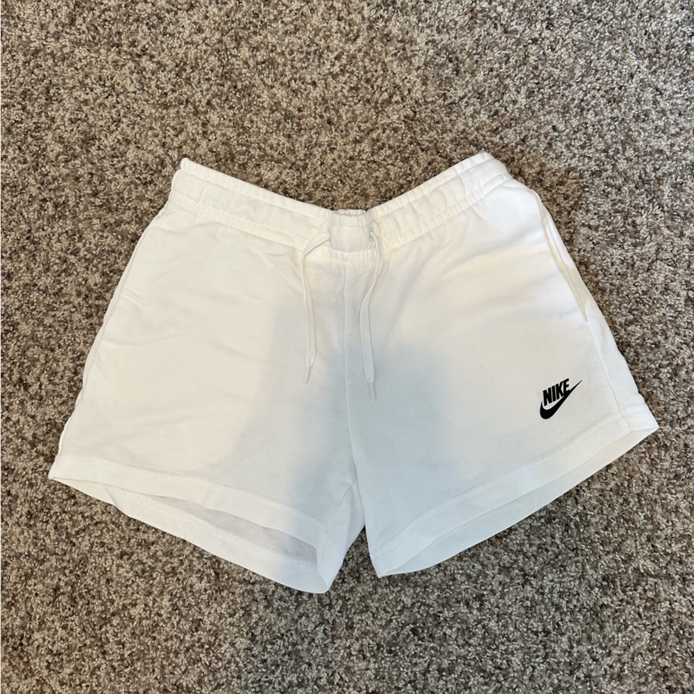 NEVER WORN Nike white sweatshorts